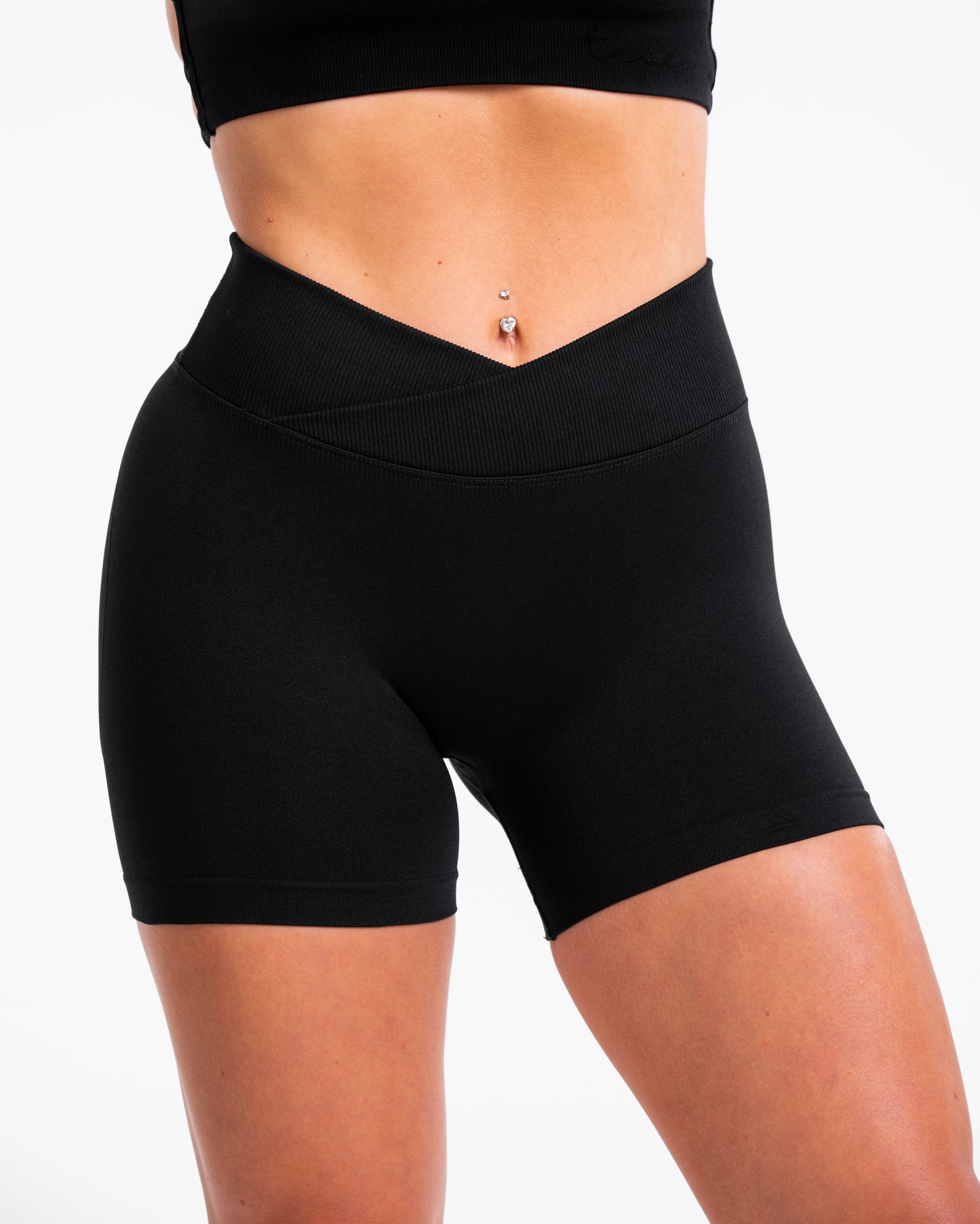 Fearless V-Shape Covert Scrunch Short "Schwarz"